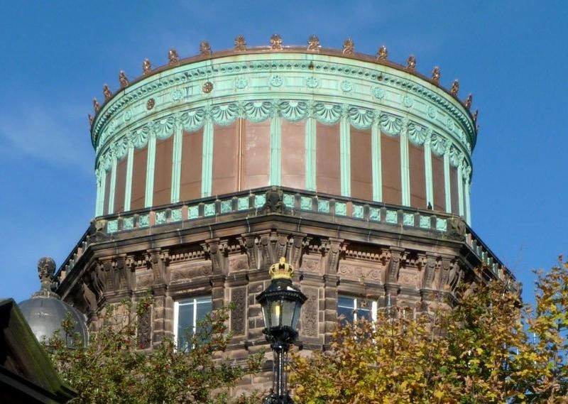 Tháp Đông của Royal Observatory, Edinburgh. Sự khác biệt giữa đồng được tân trang lại năm 2010 và màu lục nguyên thủy của đồng năm 1894 có thể thấy được rõ ràng.