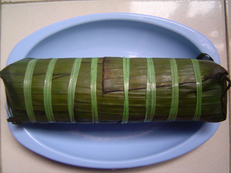 Một đòn bánh tét đã luộc chín gói bằng lá chuối, buộc dây nilon.