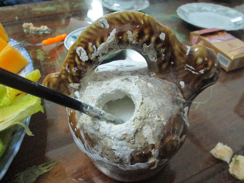 bình vôi là gì,bình vôi,bình vôi ăn trầu,ông bình vôi,ông vôi,Y như một cái bình vôi,Càng sống càng tồi,Càng sống càng bé lại,Đầu tròn như quả bình vôi,Mẹ ăn mẹ quệt mẹ bôi lên đầu,hình ảnh bình vôi