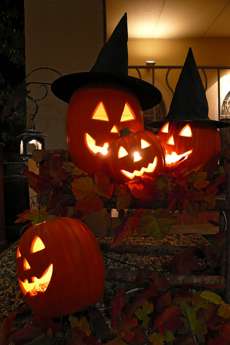 Halloween là gì,Halloween,ngày Halloween là ngày nào,Halloween là ngày gì,lễ hội hóa trang,lễ hội hóa trang Halloween,All Hallows' Eve,Trick-or-treat,Trick-or-treat là gì,Đèn lồng ở Kobe, Nhật Bản