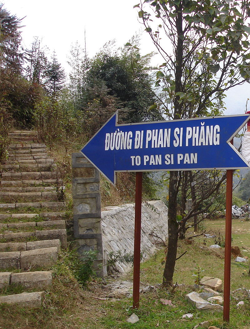 Biển chỉ dẫn đường lên Phan Xi Păng ở vị trí Trạm Tôn,Phan Xi Păng,Phan Xi Păng ở đâu,Phan Xi Păng cao bao nhiêu,ngọn núi cao nhất Việt Nam,nóc nhà Đông Dương,phanxipang cao bao nhiêu,phanxipang ở đâu,phanxipang,Fansipan,Phan Si Phăng,Phan Si Phăng ở đâu,Phan Si Phăng cao bao nhiêu,Fansipan ở đâu,Fansipan cao bao nhiêu