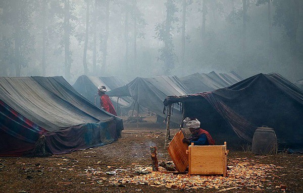 Bộ tộc vẫn sống như thời nguyên thủy ở Nepal,Những hình ảnh ghi lại cuộc sống của người Raute ở vùng Surkhet,phía đông Nepal,Bộ tộc này ngủ trong lều vải,sống bằng cách săn bắn và hái lượm như chục nghìn năm trước,người Raute,Bộ tộc,sống như thời nguyên thủy,Nepal