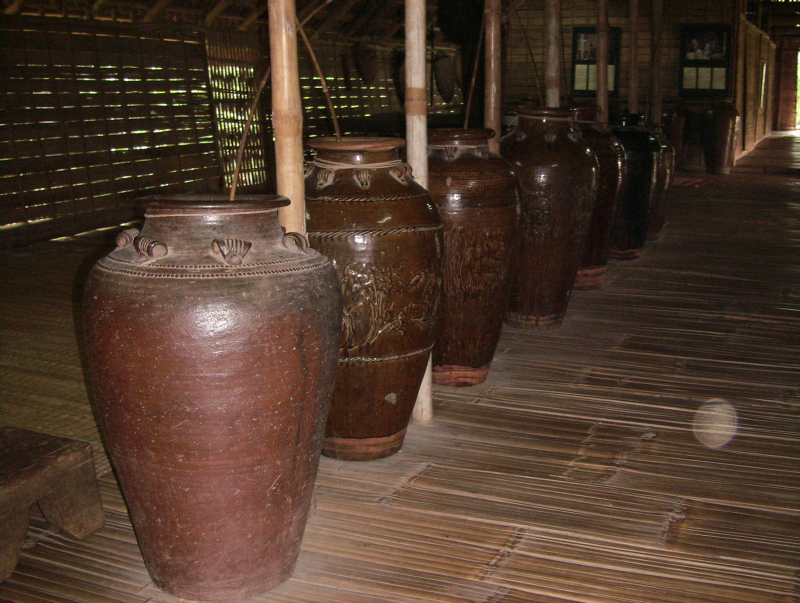 rượu cần là gì,rượu cần,cách làm rượu cần,nguyên liệu làm rượu cần,văn hóa uống rượu cần,Những vò rượu cần trong nhà dài của người Ê Đê.