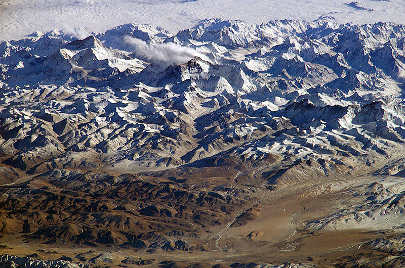Phong cảnh của dãy Himalaya và đỉnh Everest nhìn từ trên không về hướng nam đông nam từ bên kia Cao nguyên Tây Tạng