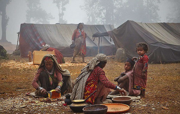 Bộ tộc vẫn sống như thời nguyên thủy ở Nepal,Những hình ảnh ghi lại cuộc sống của người Raute ở vùng Surkhet,phía đông Nepal,Bộ tộc này ngủ trong lều vải,sống bằng cách săn bắn và hái lượm như chục nghìn năm trước,người Raute,Bộ tộc,sống như thời nguyên thủy,Nepal