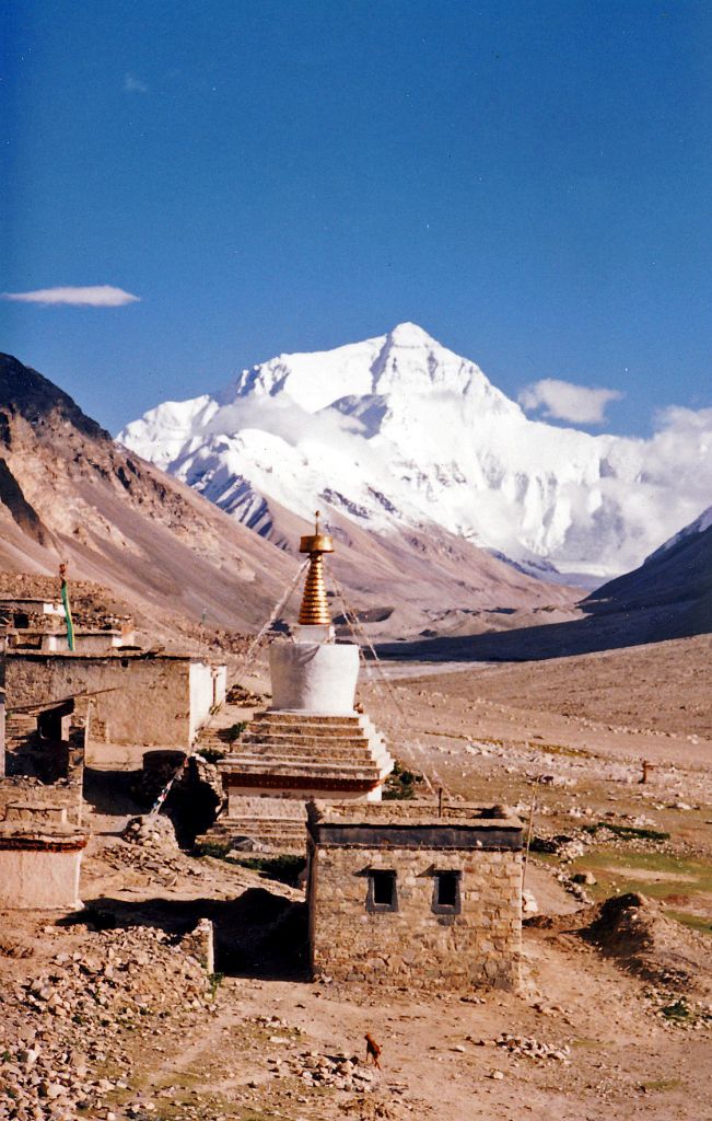 Núi Everest nhìn từ Rongbuk Monastery, Tây Tạng
