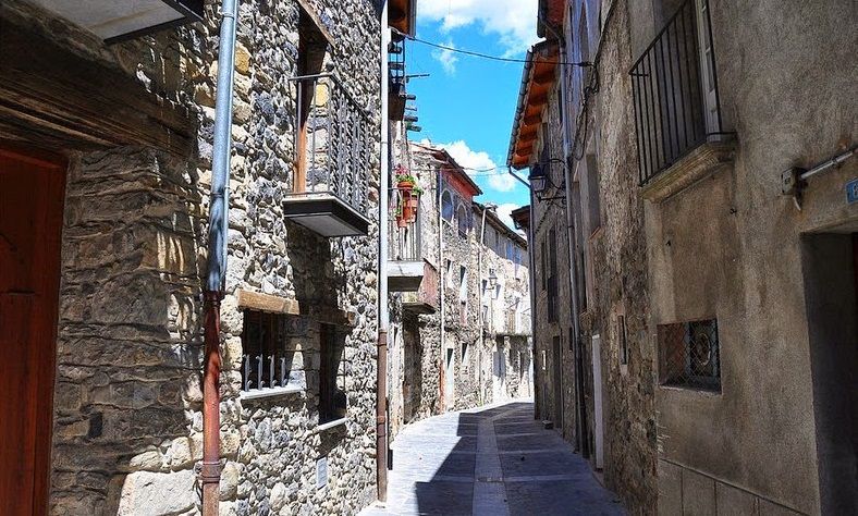Những ngôi làng trên vách núi,công trình trên vách núi,Castellfollit de la Roca,Tây Ban Nha