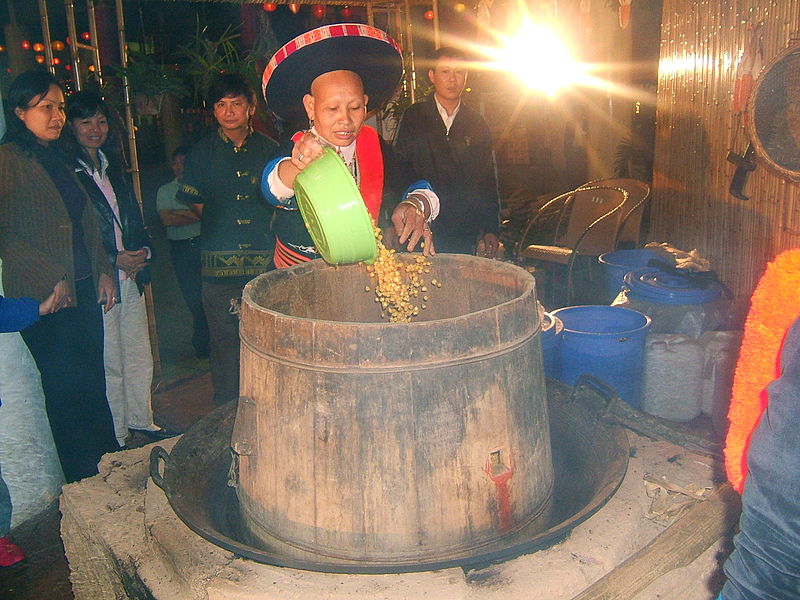 Chưng cất rượu ngô theo phương pháp cổ truyền của dân tộc thiểu số,rượu đế là gì,rượu đế là rượu gì,rượu trắng,rượu đế,rượu ngang,rượu gạo,rượu chưng,rượu cuốc lủi,rượu quốc lủi,chai rượu nút lá chuối,rượu nút lá chuối,men rượu,quy trình nấu rượu,quy trình làm rượu
