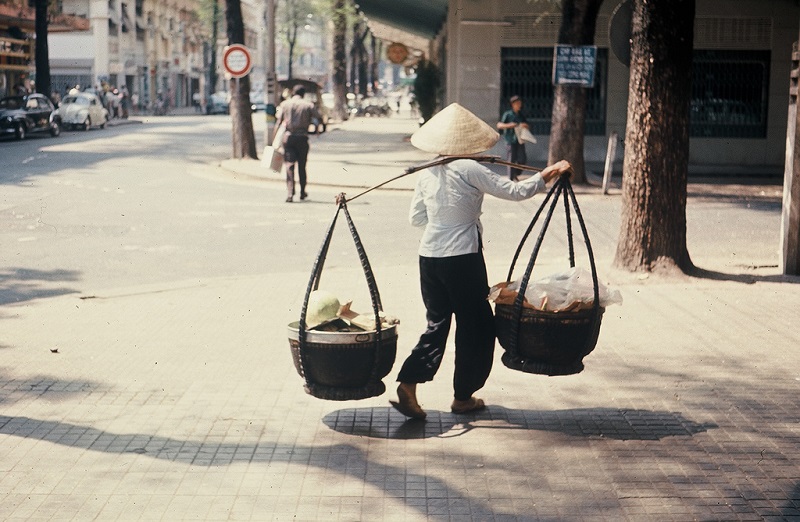 đôi quang gánh,người bán hàng rong và trên vai là đôi quang gánh