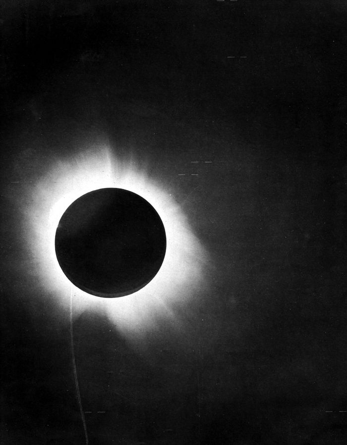Bức ảnh chụp nhật thực của Eddington, xác nhận tiên đoán của lý thuyết Einstein rằng ánh sáng bị