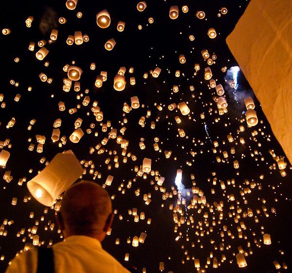 Đèn trời là gì,đèn trời,đèn thả lên trời vào ban đêm là đèn gì,đèn bay lên trời vào ban đêm khi đốt đèn,Thiên đăng,đèn Khổng Minh,Khổng Minh đăng,hình ảnh đèn trời