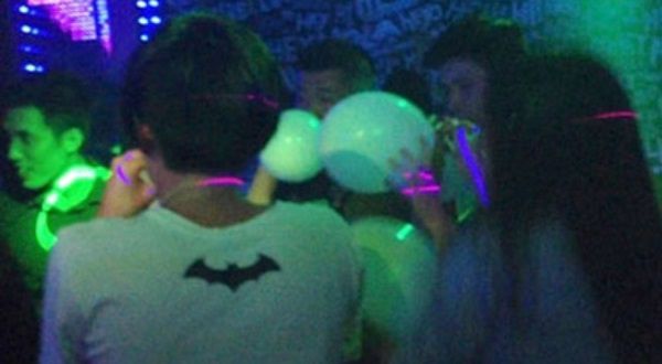 khí cười là khí gì,bóng cười là gì,khí cười,bóng cười,khí cười có gây hại cho sức khỏe không,bóng cười có gây hại cho sức khỏe không,Đinitơ monoxit,nitrous oxide,N2O,funkyball là gì,funkyball,Hippycrack,Hippycrack là gì