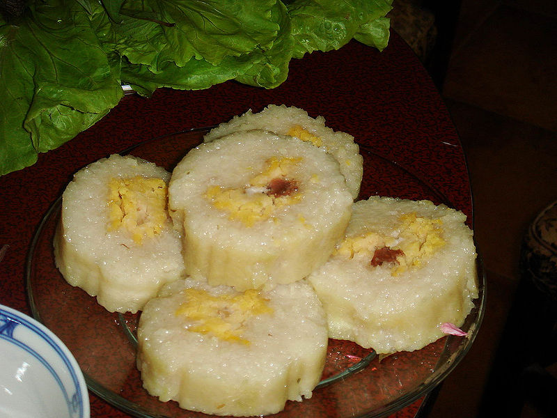 Một đĩa bánh tét nhân đậu xanh