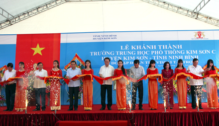 Trung học phổ thông Kim Sơn C,Trung học phổ thông bán công Kim Sơn,Trung học phổ thông Kim Sơn C Kim Sơn Ninh Bình,Trung học phổ thông bán công Kim Sơn Ninh Bình,Chủ tịch nước Trần Đại Quang cắt băng khánh thành trường THPT Kim Sơn C,khánh thành THPT Kim Sơn C