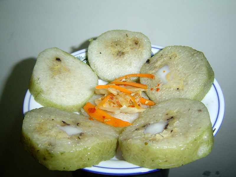 Một đĩa bánh tét đã được cắt thành từng khoanh