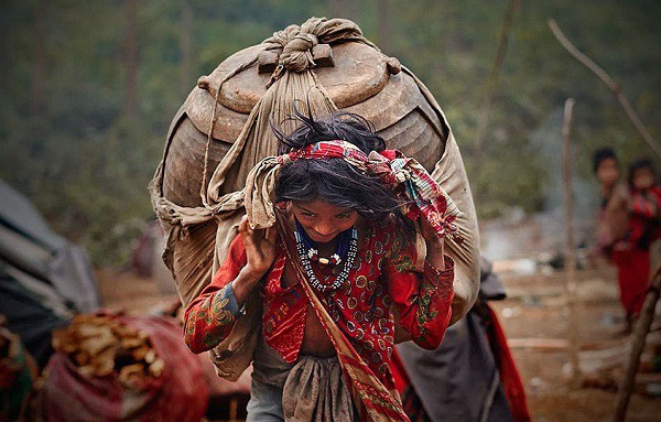 Bộ tộc vẫn sống như thời nguyên thủy ở Nepal,Những hình ảnh ghi lại cuộc sống của người Raute ở vùng Surkhet,phía đông Nepal,Bộ tộc này ngủ trong lều vải,sống bằng cách săn bắn và hái lượm như chục nghìn năm trước,người Raute,Bộ tộc,sống như thời nguyên thủy,Nepal