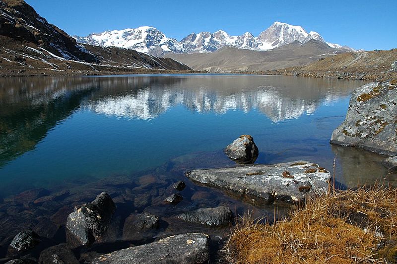 Một hồ nước ở Himalaya với độ cao khoảng 5.000 mét tại Sikkim, Ấn Độ