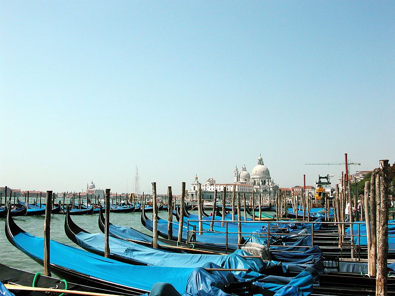 Gondola đang đậu tại bến trên kênh đào chính của Venezia,Venice,Venezia,Vơ-ni-dơ,Thành phố sông nước lãng mạn bậc nhất châu Âu,Venexia,Venessia,Venise,thành phố kênh đào,thành phố sông nước,thành phố của các kênh đào,thành phố tình yêu,thành phố thần tiên của con tim,thành phố lãng mạn,thành phố nổi,thành phố mặt nạ,thành phố kênh rạch