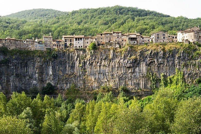 Những ngôi làng trên vách núi,công trình trên vách núi,Castellfollit de la Roca,Tây Ban Nha