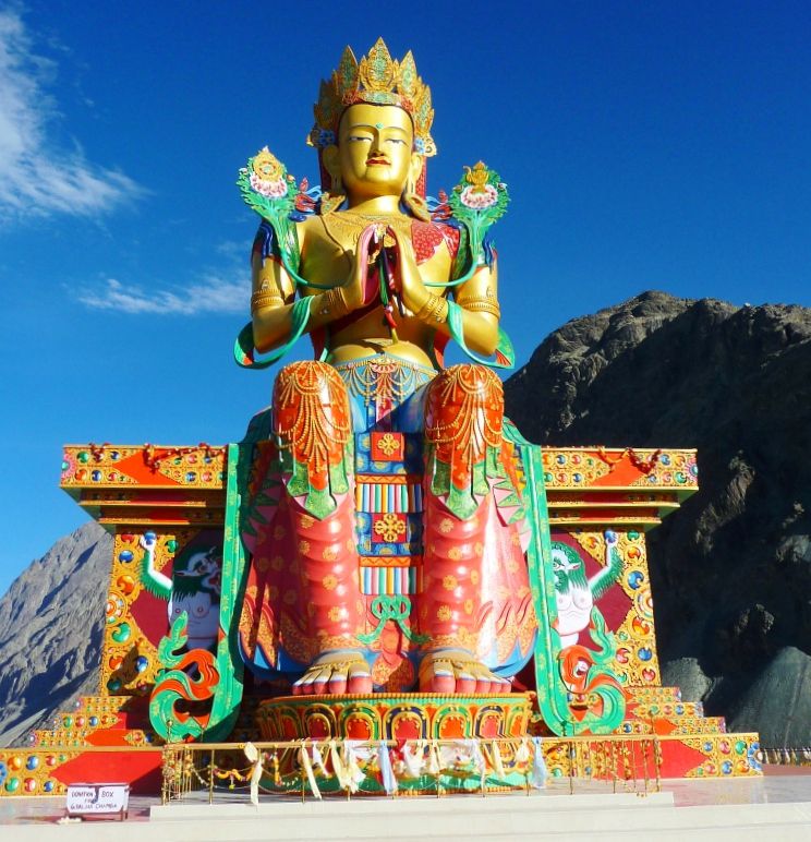 bức tượng Phật Di Lặc cao 32 mét (110 ft) ở thung lũng Nubra, Ladakh, bang Jammu và Kashmir, Ấn Độ
