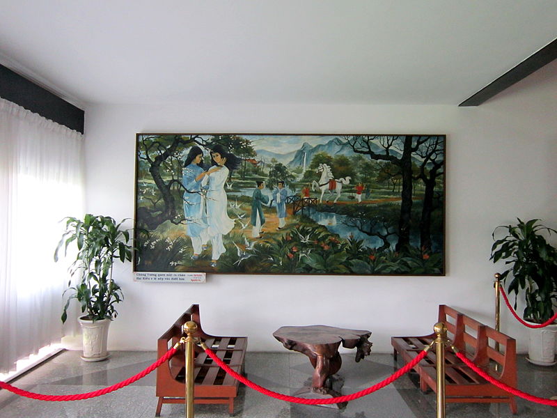 Tranh miêu tả cảnh chị em Thúy Kiều gặp Kim Trọng trong ngày Tết Thanh minh của họa sĩ Lê Chánh, được treo ở lầu 3 của dinh Độc Lập cũ