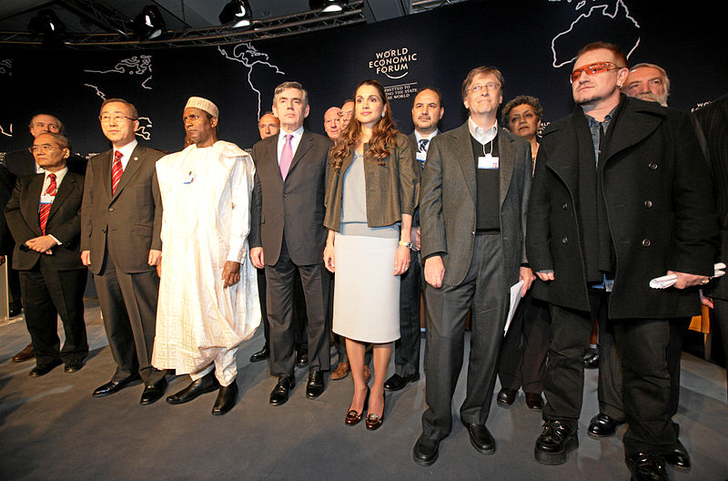 Gates cùng Bono, Hoàng hậu Rania của Jordan, cựu thủ tướng Anh Gordon Brown, tổng thống Umaru Yar'Adua của Nigeria và những người khác tại Diễn đàn Kinh tế thế giới ở Davos.