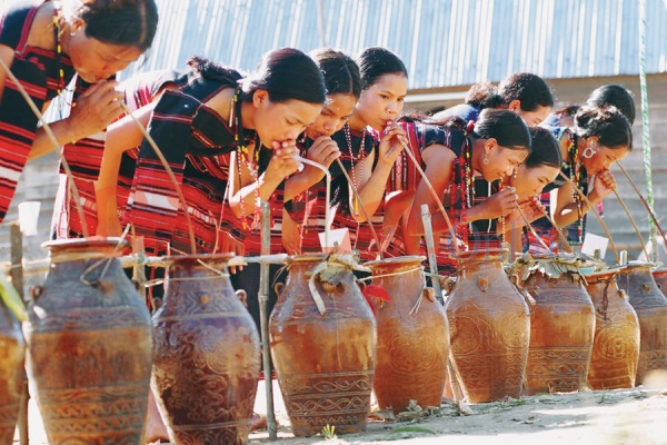 rượu cần là gì,rượu cần,cách làm rượu cần,nguyên liệu làm rượu cần,văn hóa uống rượu cần