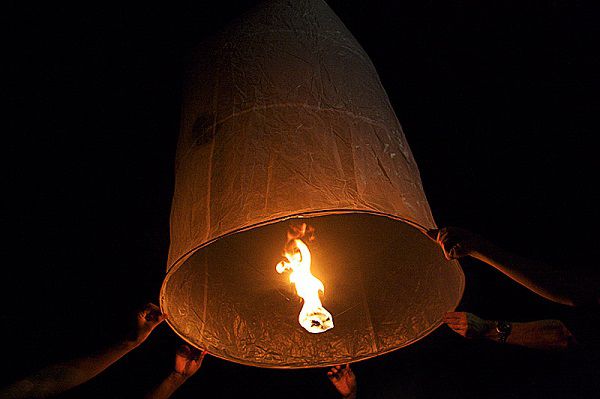 Đèn trời là gì,đèn trời,đèn thả lên trời vào ban đêm là đèn gì,đèn bay lên trời vào ban đêm khi đốt đèn,Thiên đăng,đèn Khổng Minh,Khổng Minh đăng,hình ảnh đèn trời