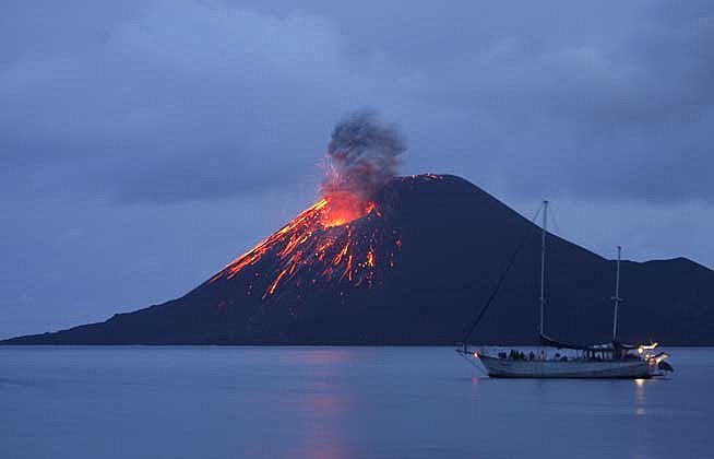 Núi lửa Gamalama ở Indonesia trong một lần phun trào,núi lửa là gì,núi lửa,núi lửa phun trào,vì sao có núi lửa,dung nham núi lửa,dung nham,các ngọn núi lửa,hình ảnh núi lửa