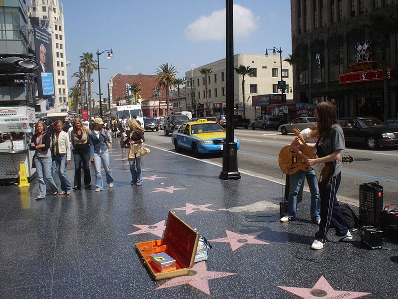 đại lộ danh vọng là gì,đại lộ danh vọng,đại lộ Danh vọng Hollywood,đại lộ Danh vọng Hollywood là gì,Hollywood Walk of Fame,đại lộ Hollywood,đại lộ Hollywood và phố Vine ở Hollywood,những ngôi sao trên đại lộ danh vọng,hình ảnh ngôi sao đại lộ danh vọng,hình ảnh đại lộ danh vọng,ngôi sao đại lộ danh vọng mang ý nghĩa gì,ý nghĩa của ngôi sao trên đại lộ danh vọng,Một ban nhạc chơi ở Đại lộ Danh vọng Hollywood