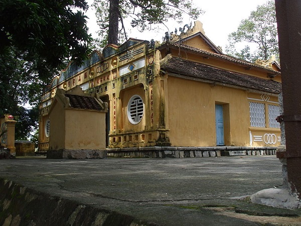 Đình thờ Thoại Ngọc Hầu, bên triền núi Sập.