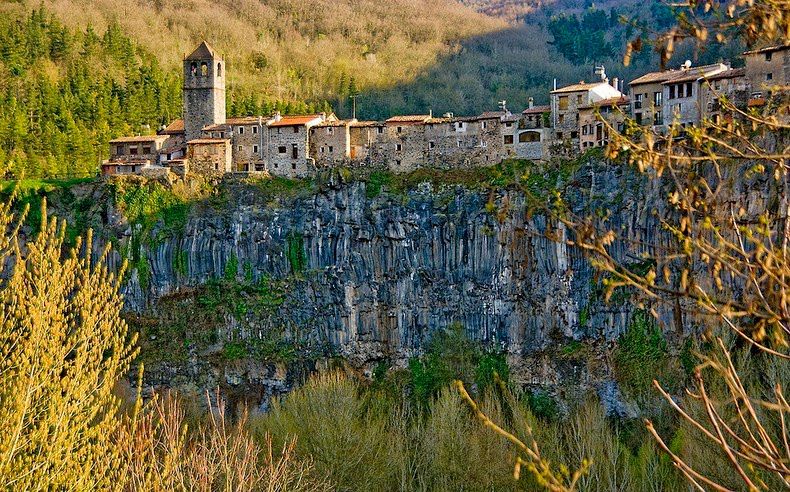 Những ngôi làng trên vách núi,công trình trên vách núi,Castellfollit de la Roca,Tây Ban Nha