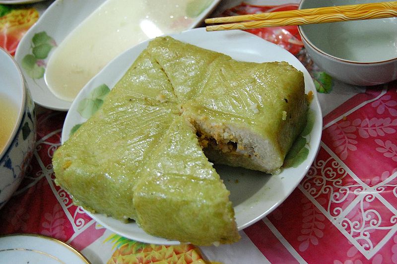 Bánh chưng vuông đã được bóc lá xắt miếng chéo