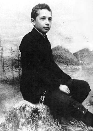 Albert Einstein năm 1893 (14 tuổi).Từ Euclid, Einstein bắt đầu hiểu về lý luận logic, đến 12 tuổi, cậu đã học hình học Euclid. Ngay sau đó cậu bắt đầu khảo cứu giải tích các đại lượng vô cùng bé. 16 tuổi, cậu thực hiện thí nghiệm tưởng tượng đầu tiên nổi tiếng của mình trong đấy cậu hình dung ra sẽ như thế nào khi mình chạy cùng với tia sáng