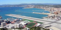 Sân bay Gibraltar,Sân bay nguy hiểm nhất,Sân bay,đường băng giao với đại lộ,Nơi ô tô dừng đèn đỏ, đợi máy bay cất cánh