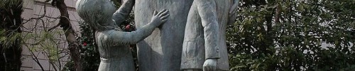 Tượng đài Bà mẹ Nhật Bản trước đền Yasukuni, ca ngợi những bà mẹ Nhật Bản chung thủy, dù chồng đã hy sinh trong chiến tranh nhưng vẫn ở vậy nuôi con khôn lớn