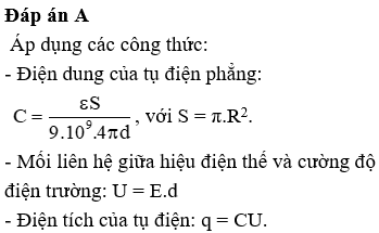 Hai bản của một tụ điện phẳng là hình tròn, tụ điện được tích điện sao cho điện trường trong tụ điện bằng E = 3.105 (V/m). Khi đó điện tích của tụ điện là Q = 100 (nC). Lớp điện môi bên trong tụ điện là không khí. Bán kính của các bản tụ là