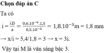 Trong thí nghiệm Y-âng về giao thoa ánh sáng, hai khe hẹp cách nhau một khoảng 0,5 mm, khoảng cách từ mặt phẳng chứa hai khe đến màn quan sát là 1,5 m. Hai khe được chiếu bằng bằng bức xạ có bước sóng 0,6 µm. Trên màn thu được hình ảnh giao thoa. Tại điểm M trên màn cách vân sáng trung tâm một khoảng 5,4 mm có