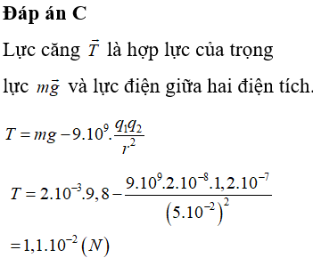 Một quả cầu có khối lượng m = 2 g và điện lượng q1=2.10-8C được treo trên một đoạn dây mảnh cách điện, bên dưới quả cầu tại khoảng cách r = 5 cm người ta đặt một điện tích điểm q2=1,2.10-7C. Lực căng dây của sợi dây là