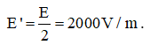 Một điểm cách một điện tích một khoảng cố định trong không khí có cường độ điện trường 4000 V/m theo chiều từ trái sang phải. Khi đổ một chất điện môi có hằng số điện môi bằng 2 bao trùm điện tích điểm và điểm đang xét thì cường độ điện trường tại điểm đó có độ lớn và hướng là